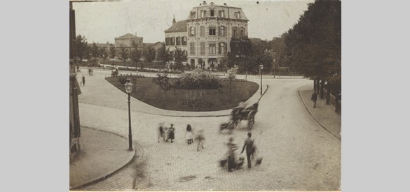 Het Stationsplein met zicht op de villa van de zusters van het Oude en Nieuwe Gasthuis aan de oostzijde